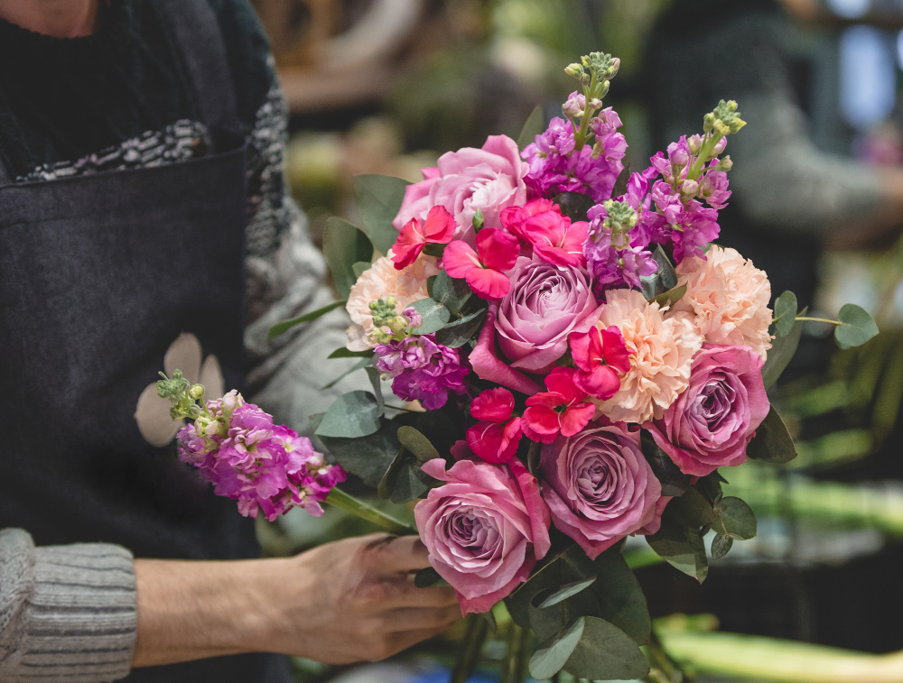 male-florist-makinf-colorful-flower-bouquet